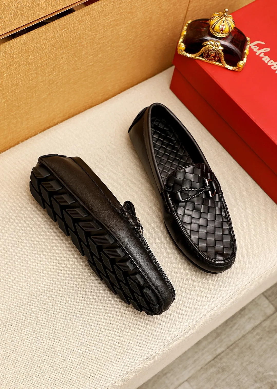 Men's shoes 💰360 💐 Product trademark: Ferragamo "Ferragamo" bean shoes Regular size: 38-44 (45.46🉑️customized) Product materials: Selected imported woven cowhide upper + classic hardware buckle, imported pig leather lining. Strong three-dimensional visual effect, original outsole color: 1⃣️color optional